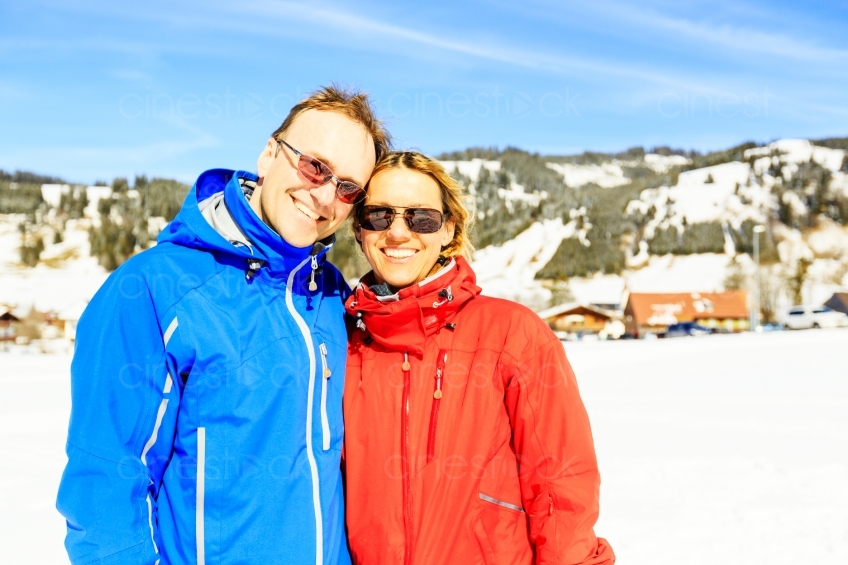 Mann und Frau vor schneebedeckten Bergen 20130316