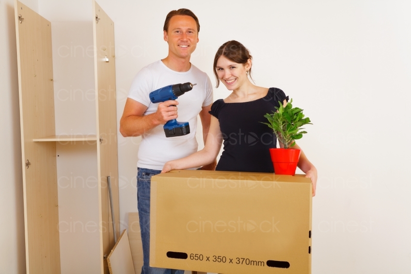 Möbel aufbauen Mann und Frau 20100405_0457 