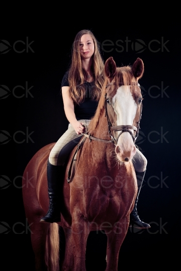 Mädchen auf braunem Pferd 20150913-0267 