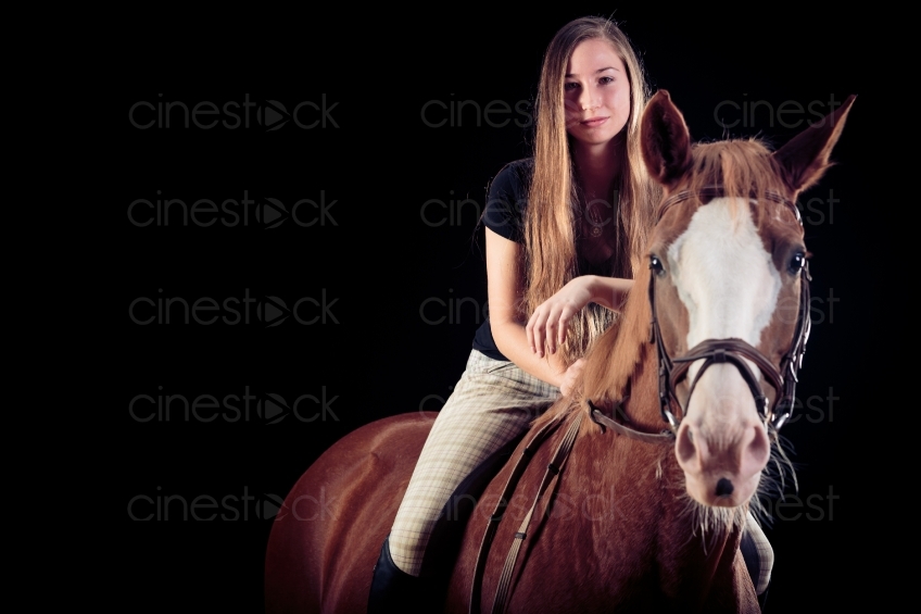 Mädchen auf braunem Pferd 20150913-0271