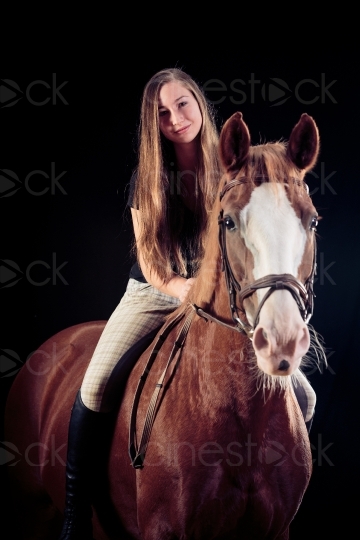 Mädchen auf braunem Pferd 20150913-0274 