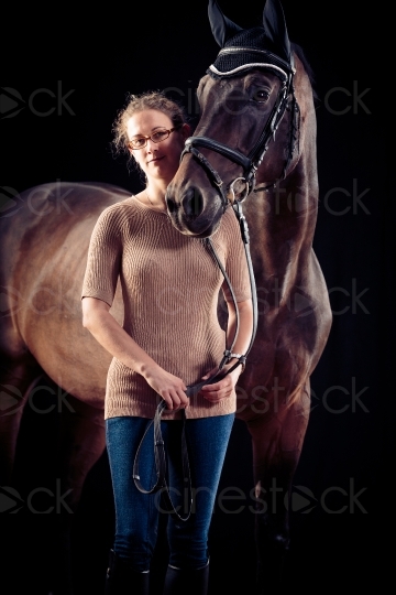 Mädchen neben braunem Pferd 20150913-0286 