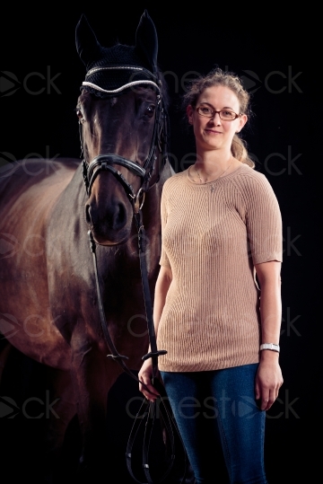 Mädchen neben braunem Pferd 20150913-0290