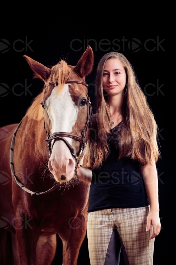 Mädchen neben Pferd 20150913-0237 