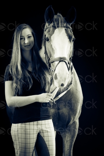 Mädchen neben Pferd 20150913-0244 
