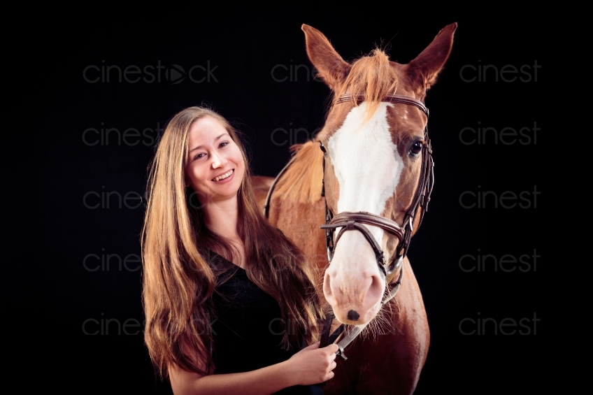 Mädchen neben Pferd 20150913-0248 