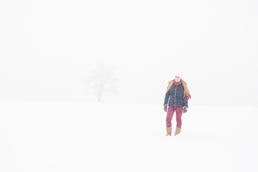 Mensch läuft durch Schneesturm 20130117