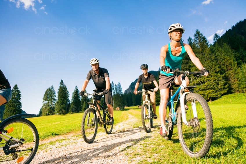 Menschen beim Fahrradfahren 20130805-2303