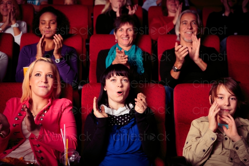Menschen sitzen im Kino 20121115