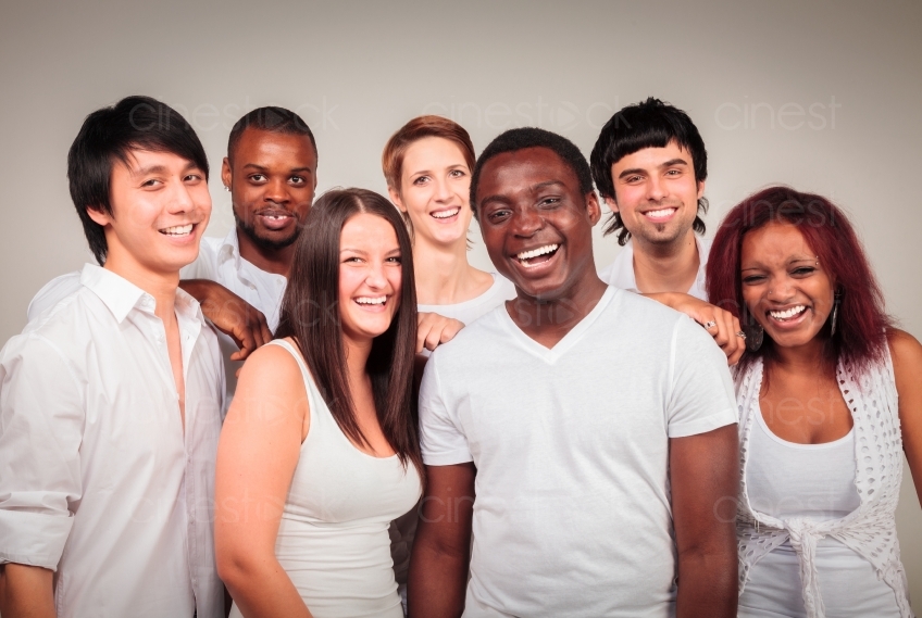 Menschengruppe verschiedener Hautfarben lachen 20120321_0334 