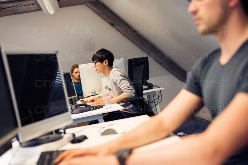 Männer bei der Arbeit im Büro am Computer 20150510-0935
