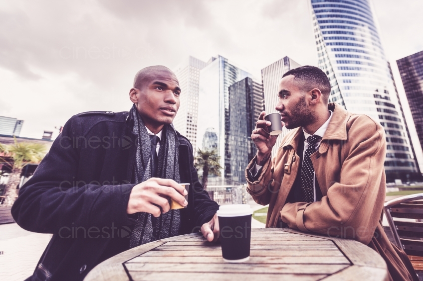 Männer im Anzug und Krawatte trinken Kaffee 20160426
