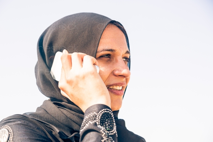 Muslima mit Handy im Profil 20140313-3776