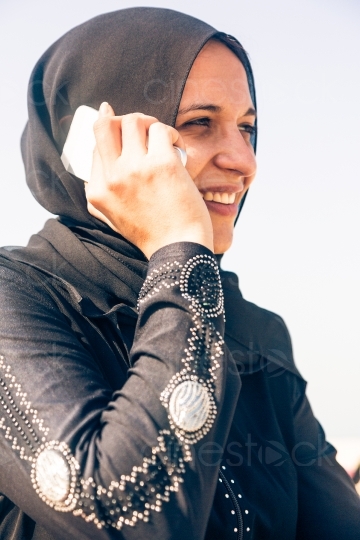Muslima telefoniert mit Handy 20140313-3782