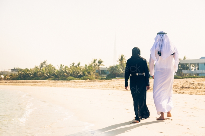 muslimisches Paar am Strand Rückenansicht 20140313-3708