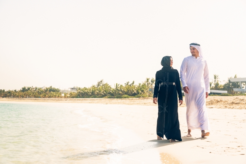 Muslimisches Paar am Strand schaut sich an 20140313-3748 