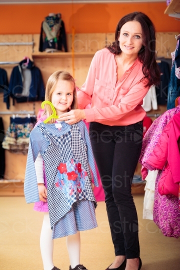 Mutter und Kind beim Einkaufen mit Fachverkäuferin 20121123-134