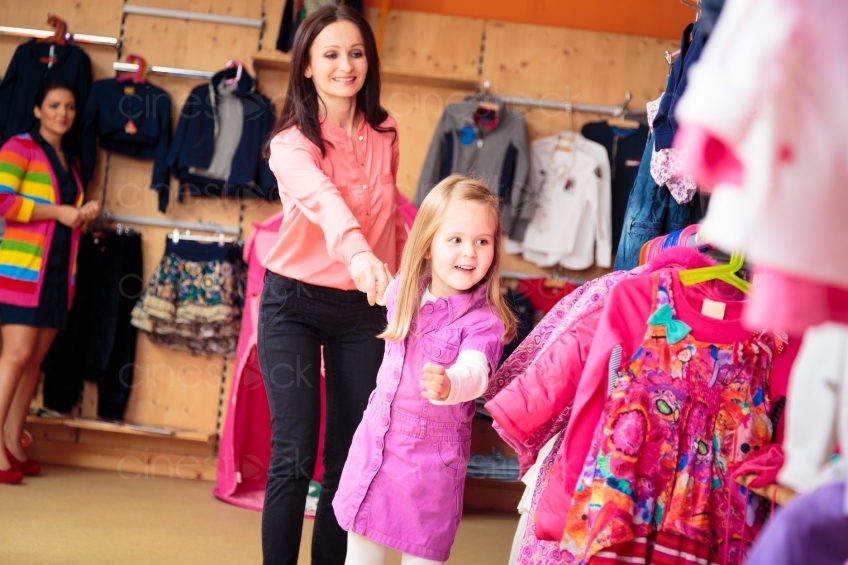 Mutter und Kind beim Einkaufen mit Fachverkäuferin 20121123-141