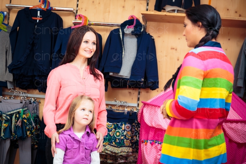 Mutter und Kind beim Einkaufen mit Fachverkäuferin 20121123-163 