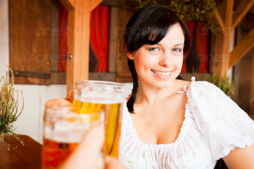 Oktoberfest Frau mit Maß Bier