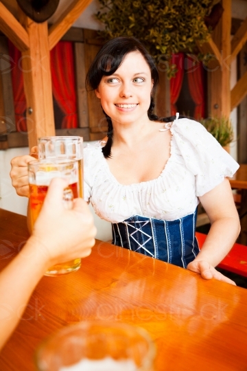 Oktoberfest- Frau mit Maß Bier