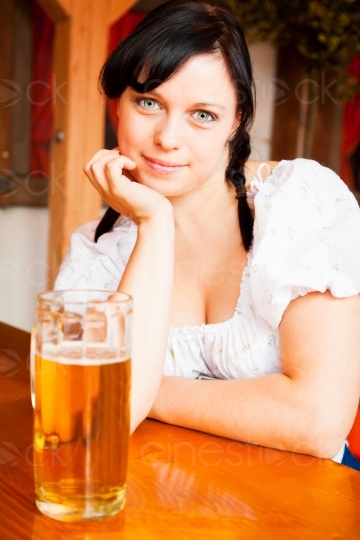 Oktoberfest- Frau mit Maß Bier