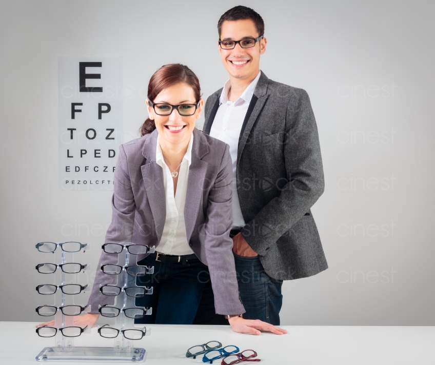 Optiker mit Brillenmodellen 20120512_0425 