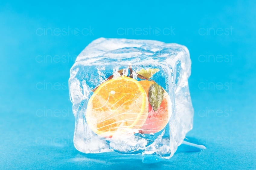 Orange im Eiswürfel vor blauem Hintergrund 20130114