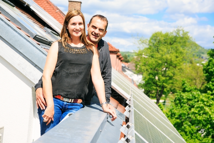 Paar auf Balkon lächelt in Kamera 20150510-0742 