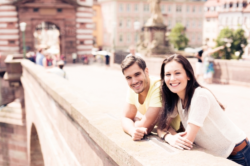 Paar auf Steinbrücke lächelt in Kamera 20130811-heidel-0400
