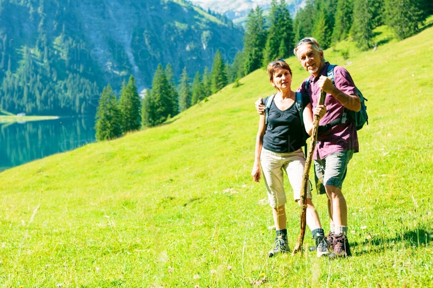 Paar auf Wanderung an Berghang vor Panorama 20130805-0859