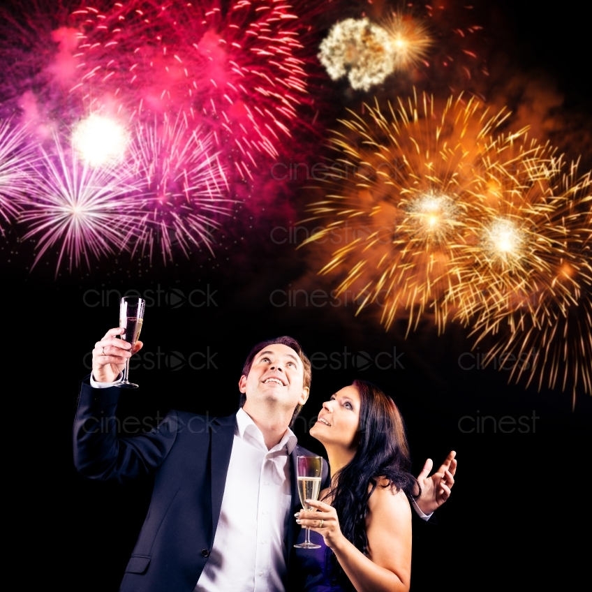 Paar bestaunt Himmel mit Feuerwerk 20120814-105