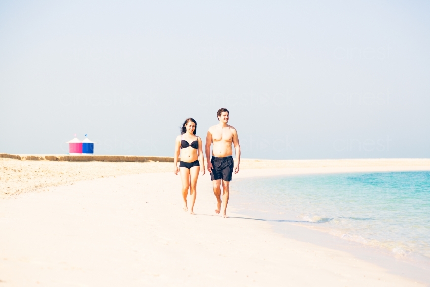 Paar geht am Strand spazieren 20140313-3314 