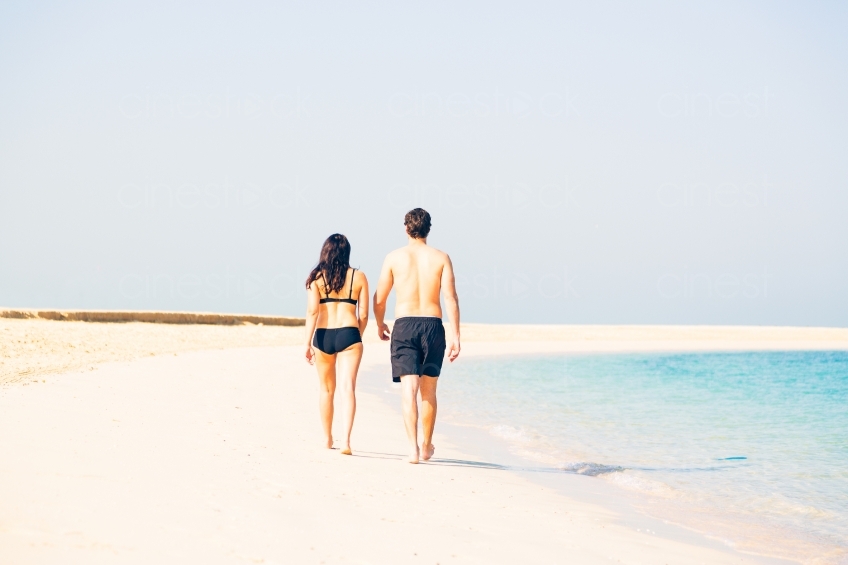 Paar geht am Strand spazieren Rückenansicht 20140313-3304