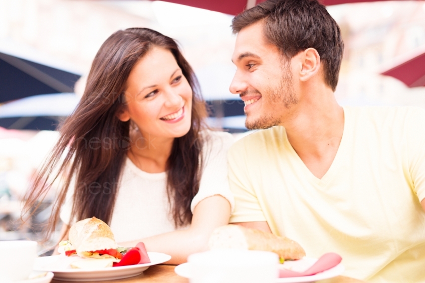 Paar in Café lächelt sich verliebt an 20130811-heidel-0049