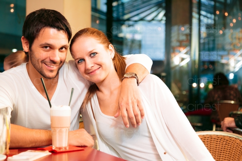 Paar in Café mit Kaffee 20121117-1047