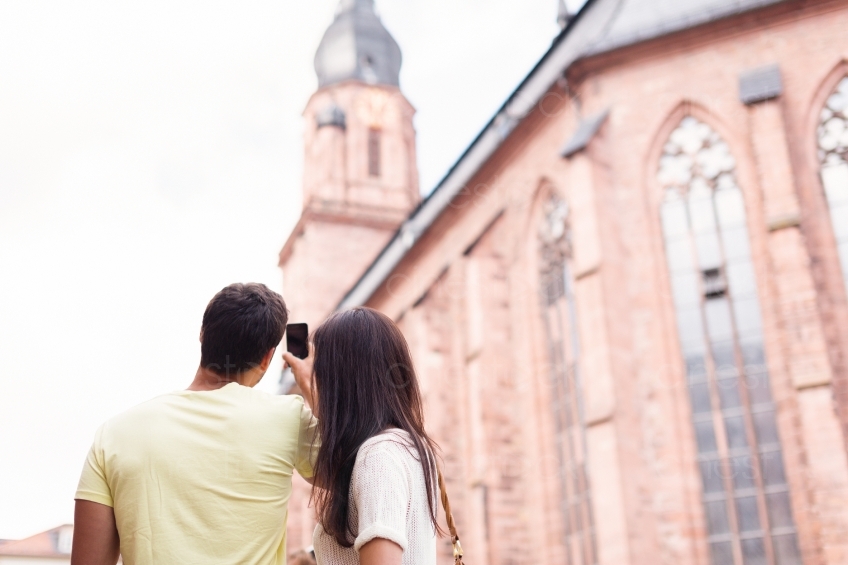 Paar macht Selfie an Kirche 20130811-heidel-0247