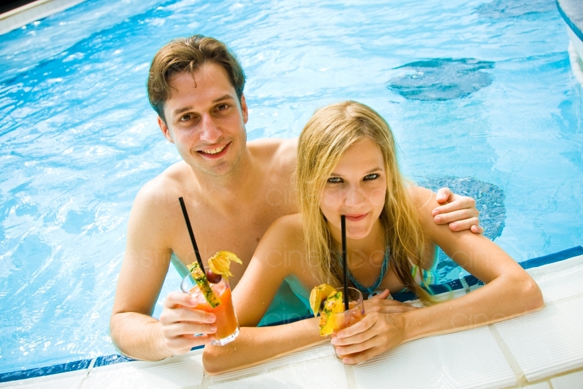 Paar mit Cocktail im Pool 20080729_0390