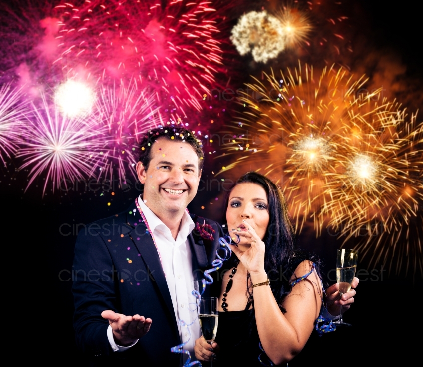 Paar mit Konfetti vor Feuerwerk 20120814-35