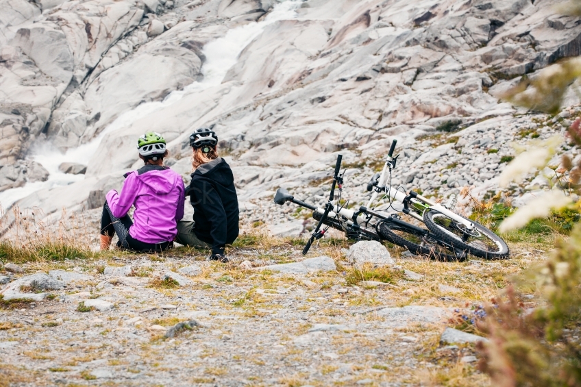 Paar mit Mountainbikes macht Pause vor Berg 20150817-0418