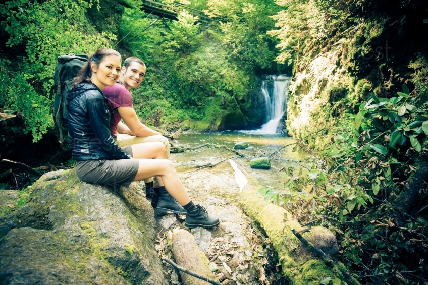 Paar mit Wasserfall 20120804-293