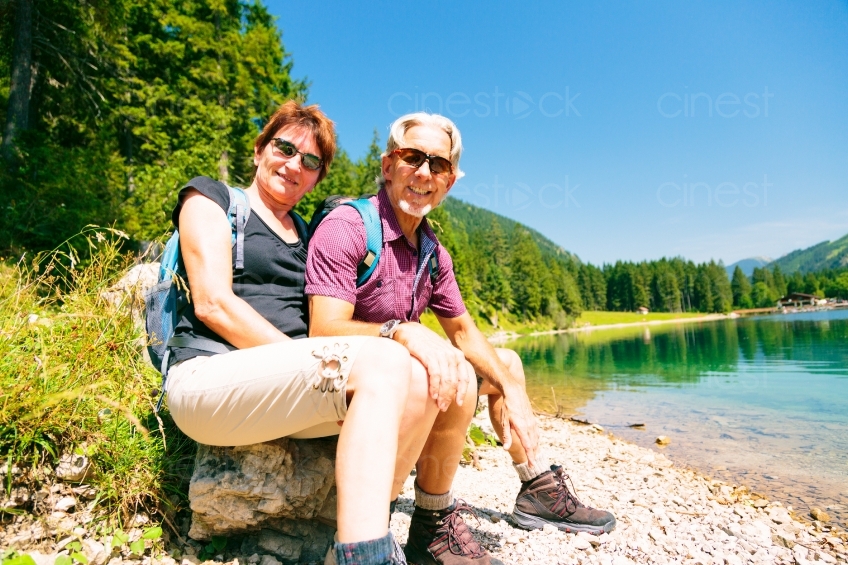 Paar sitzt bei Wanderung an See 20130805-1329