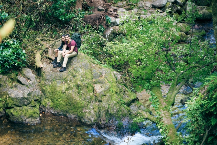 Paar sitzt in der Natur auf Sein 20120804-303