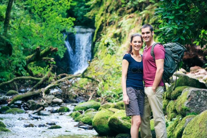 Paar steht am Wasserfall 20120804-227