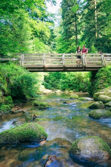 Paar steht auf einer Brücke 20120804