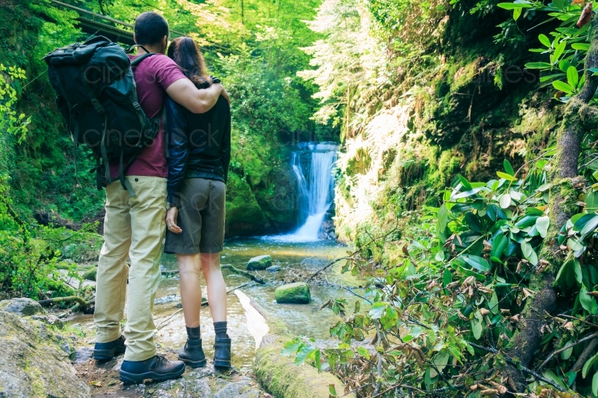 Paar steht vor Wasserfall 20120804-269 