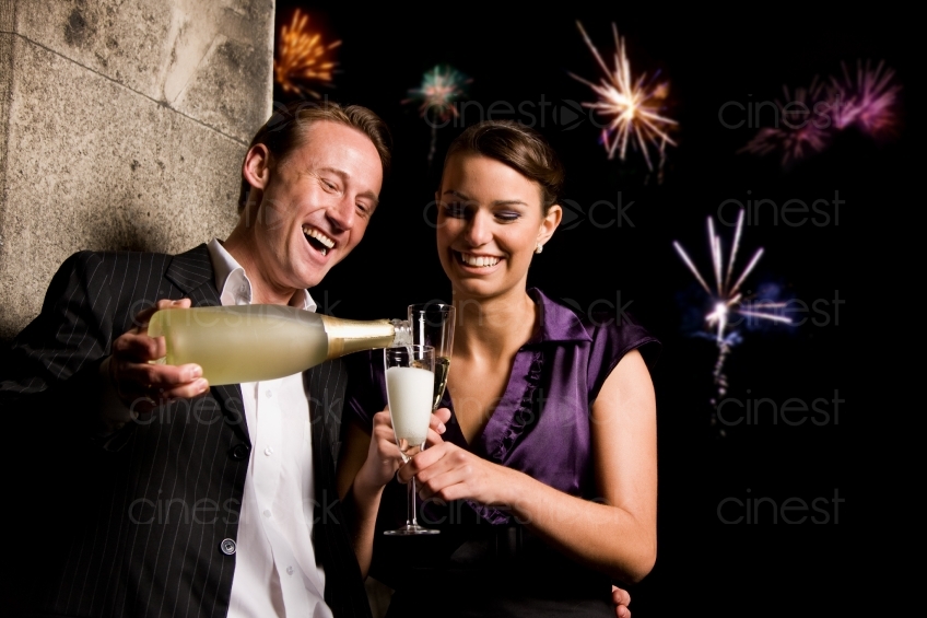 Paar trinkt Champagner zu Silvester 7643353