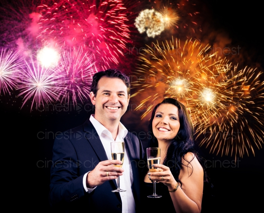 Paar vor Feuerwerk mit Gläsern 20120814-25