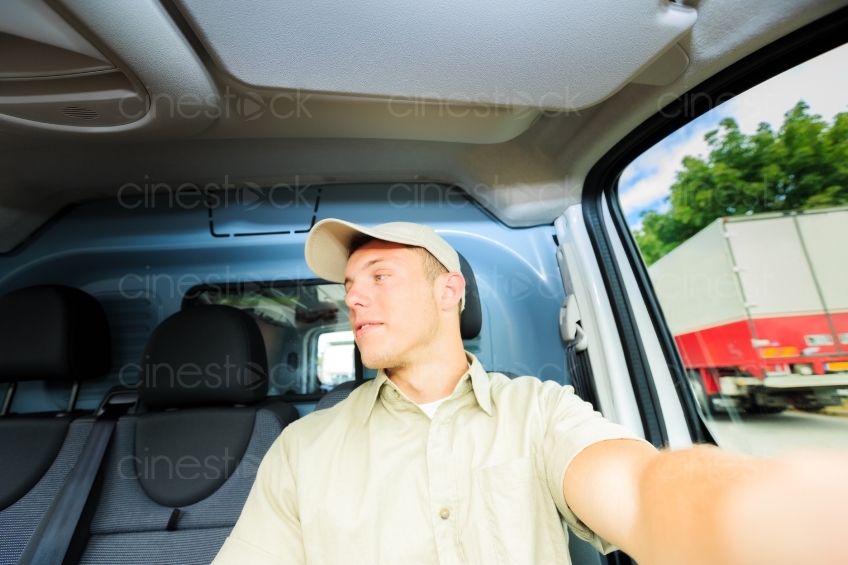 Postbote macht Selfie während dem auto fahren 20120809