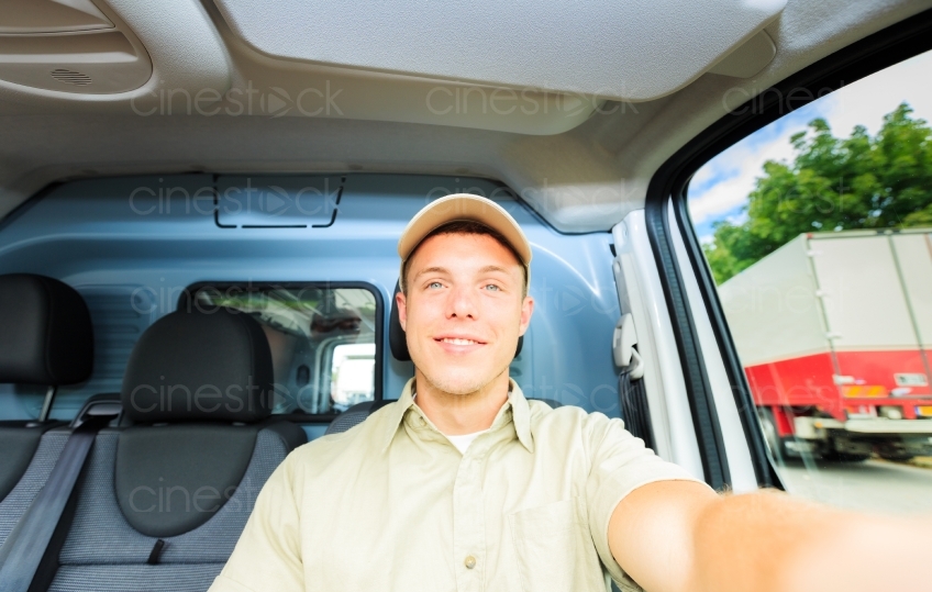 Postbote macht Selfie während dem auto fahren 20120809